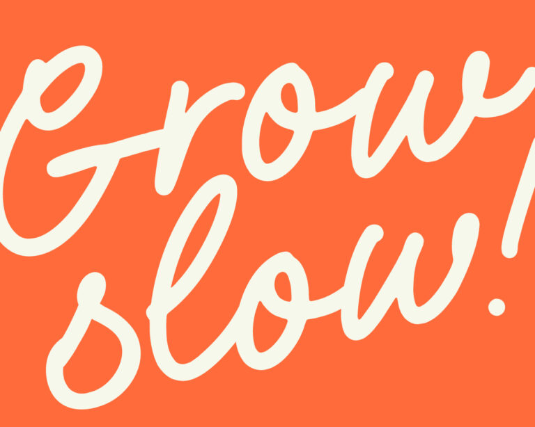 Schriftzug „Grow slow!“ auf orangem Hintergrund – langsam fahren, um stärker zu werden